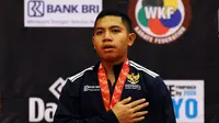 Karateka Indonesia, Faqih Karomi saat di podium usai mengalahkan Camacho M Torres (Spanyol)  di Cadet Kumite Male -70 kg WKF World Junior, Cadet and U-21 Championship 2015 di ICE Serpong,   Jumat (13/11/2015). Faqih unggul 5-2. (Liputan6.com/Helmi Fithria
