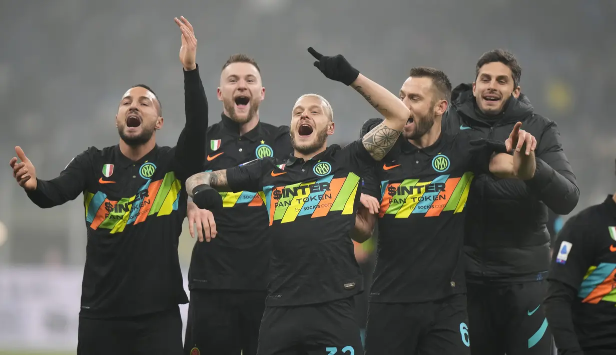 Para pemain Inter Milan merayakan kemenangan atas Torino pada pertandingan lanjutan Liga Serie A Italia di Stadion San Siro, di Milan, Italia, Kamis (23/12/2021). Inter Milan menang tipis atas Torino dengan skor 1-0. (AP Photo/Luca Bruno)