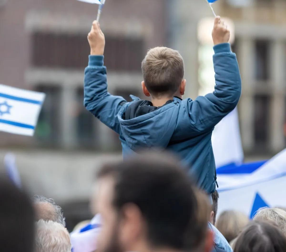 "Lebih dari separuh responden survei, 54 persen mengatakan mereka khawatir perombakan peradilan akan merugikan keamanan Israel, dan 56 persen khawatir akan perang saudara," demikian laporan survei Channel 13.