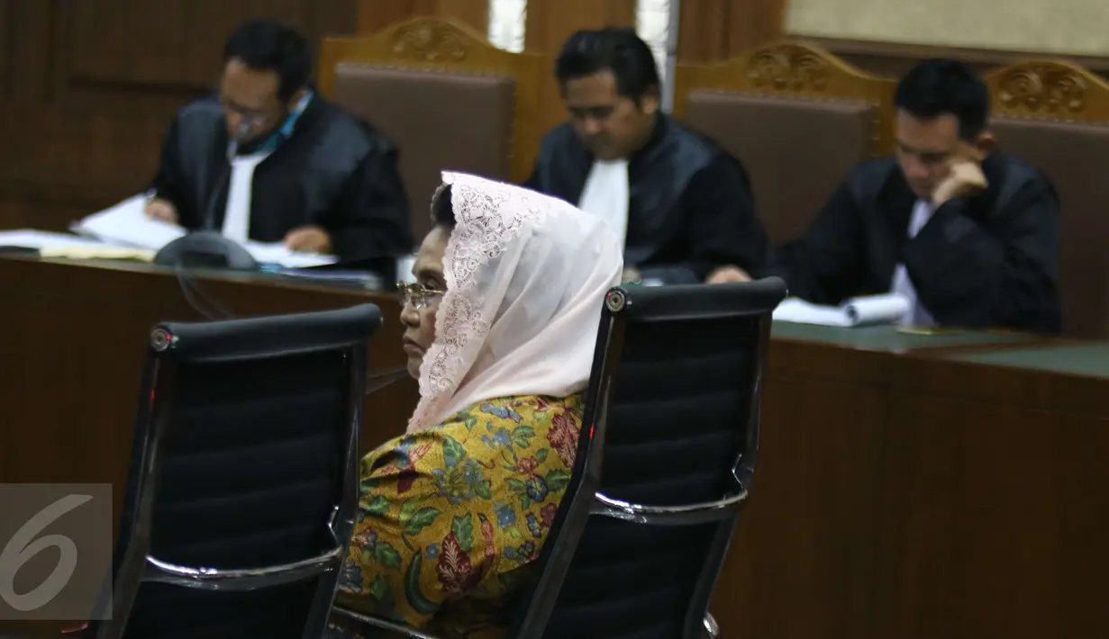 Mantan Menkes Siti Fadilah Supari menjalani sidang pembacaan dakwaan di Pengadilan Tipikor, Jakarta, Senin (6/2). Menteri di era Presiden SBY ini menjalani sidang perdana kasus suap pengadaan alat kesehatan (alkes) di Kemenkes. (Liputan6.com/Helmi Afandi)