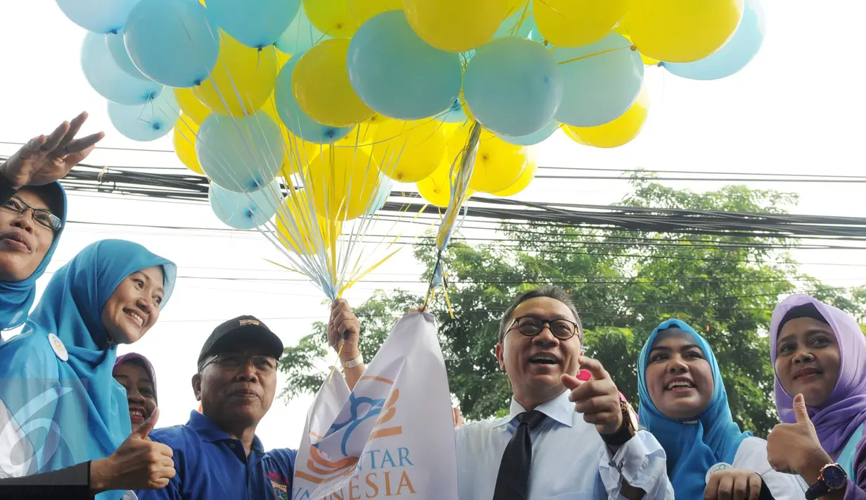 Ketua MPR RI, Zulkifli Hasan saat melepas balon Gerakan Mengajar 1000 Guru di Car Free Day, Jakarta, Minggu (27/11). Acara tersebut mengkampanyekan pentingnya pendidikan di usia dini. (Liputan6.com/Helmi Afandi)