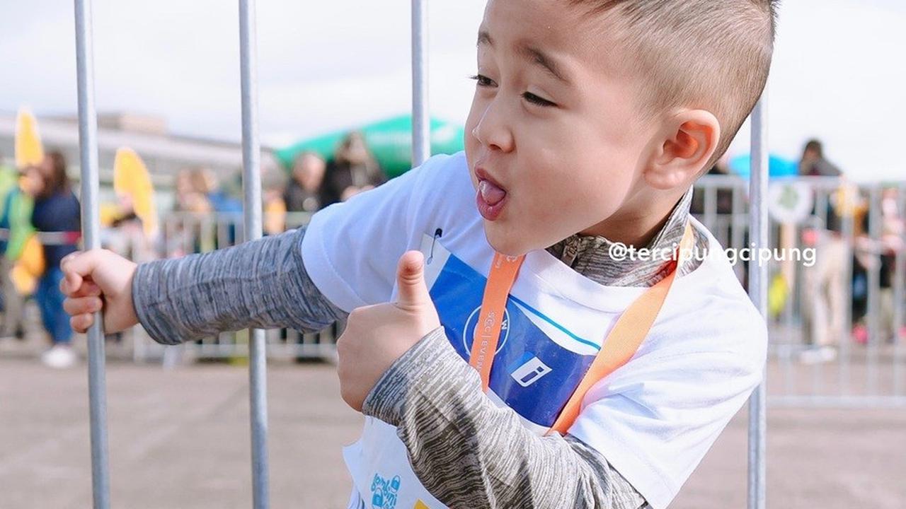 Aksi Rayyanza di depan kamera langsung membuat netizen semakin gemas dengan keponakan online kesayangan banyak orang ini.<br><br>