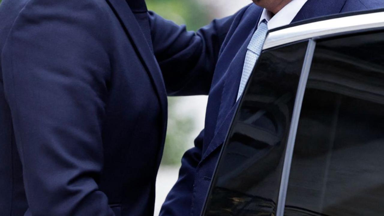Prabowo tampak disambut senyum dan peluk hangat dari Macron saat turun dari mobil. Foto: Stephane De Sakutin/AFP
