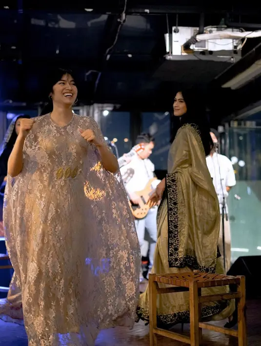 Ada juga aktris sekaligus eks member JKT48, Ochi yang mengenakan dress brokat nuansa emas putih. [Foto: IG/ochi24].