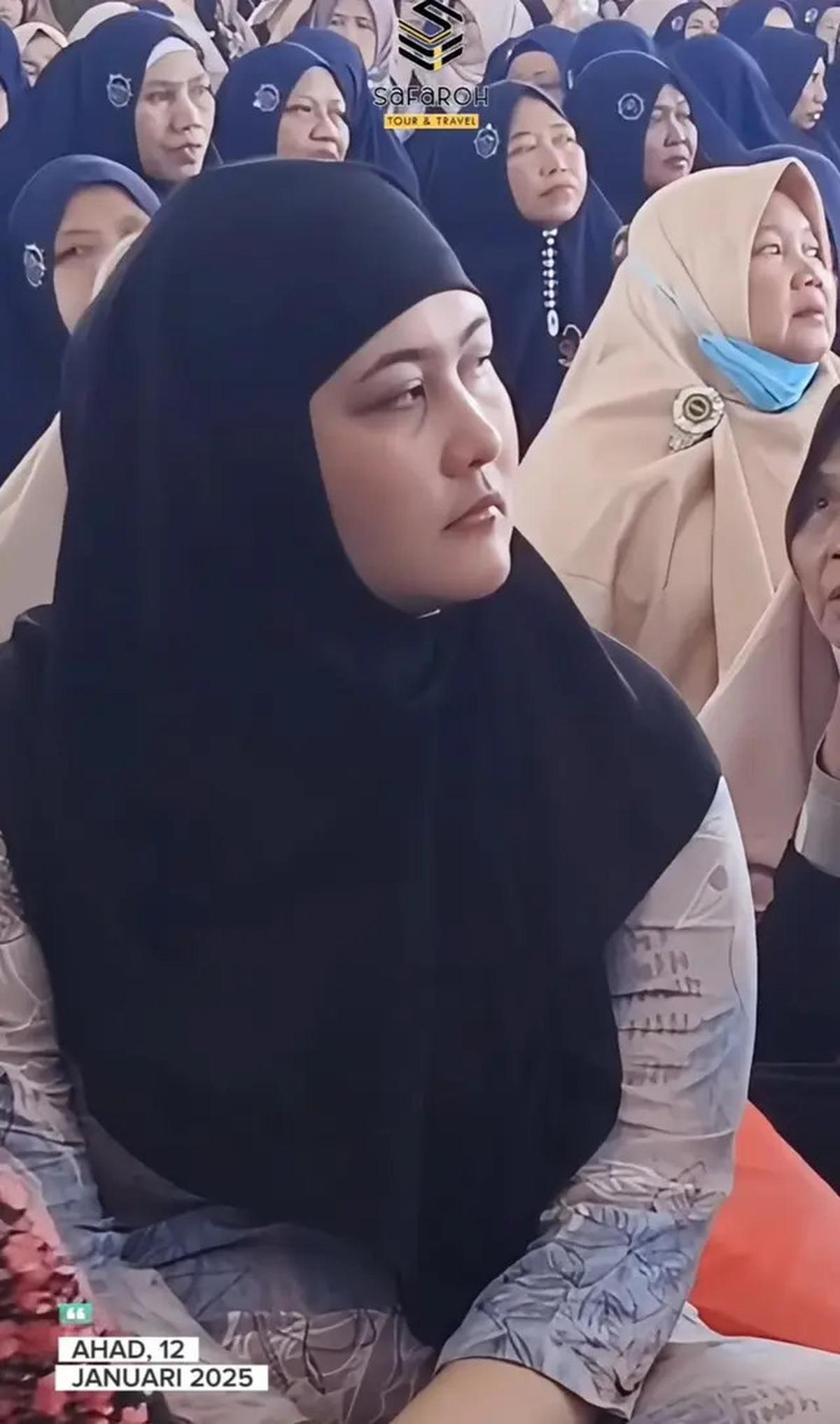 7 Potret Talitha Curtis Berhijab Lagi, Terharu Dihadiahi Tiket Umrah