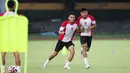 Pemain Timnas Indonesia, Marselino Ferdinan (kiri) dan Asnawi Mangkualam melakukan latihan resmi jelang laga terakhir Grup B Piala AFF 2024 melawan Filipina di Stadion Sriwedari, Solo, Jawa Tengah, Jumat (20/12/2024). (Bola.com/Abdul Aziz)