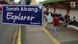 Shelter bus TransJakarta Tanah Abang Explorer di jalan Jatibaru Raya, Jakarta, Selasa (30/1). Satpol PP mengerahkan kendaraannya untuk mengangkut warga karena operasional bus gratis Tanah Abang Explorer dihentikan sementara. (Liputan6.com/Gempur M Surya)