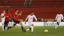 Gelandang Real Madrid, Casemiro membawa bola dari kejaran pemain Mallorca, Antonio Sanchez pada pertandingan lanjutan La Liga Spanyol di Palma de Mallorca, Spanyol, Selasa (15/3/2022). Madrid menang telak atas Mallorca 3-0. (AP Photo/Francisco Ubilla)