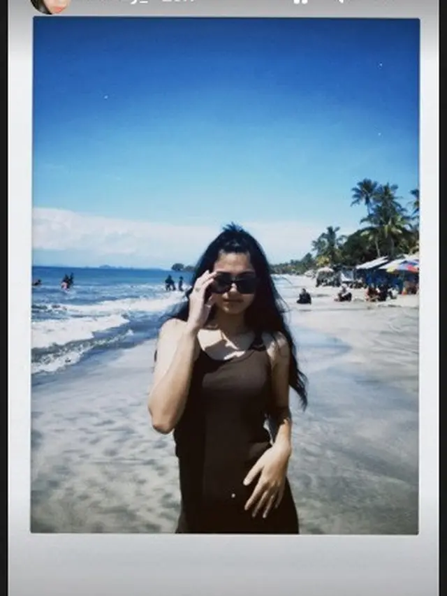 Ratu Sofya pelesir ke pantai (Foto: Instagram/@ratusfy_)