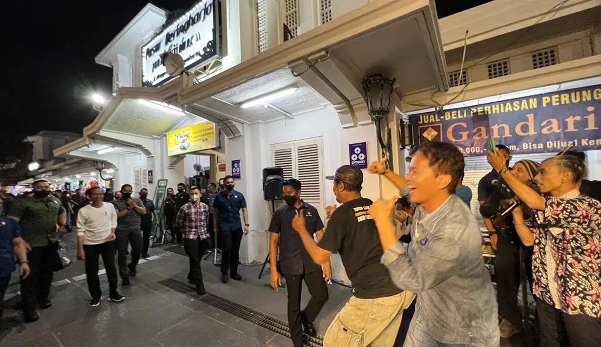 Presiden Joko Widodo saat menikmati nyanyian dari seniman musik jalanan di kawasan Malioboro, Daerah Istimewa Yogyakarta pada Sabtu malam, 15 Oktober 2022. “Saya menikmati denyut kehidupan masyarakat malam hari di Yogyakarta, semalam. Di Malioboro, saya bertemu warga, wisatawan, para pedagang asongan, dan tak lupa mendengar nyanyian dari seniman musik jalanan,” ucap Presiden dalam akun instagram @jokowi. (Foto: Laily Rachev - Biro Pers Sekretariat Presiden)