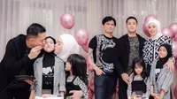 Olla Ramlan dan Aufar Hutapea Kompak Cium Aleena (Sumber: Instagram/ollaramlan)