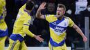 Bek Juventus, Matthijs de Ligt (kanan) melakukan selebrasi usai mencetak gol pada pertandingan lanjutan Liga Serie A Italia di Stadion Unipol Domus, Cagliari, Italia, Minggu (10/4/2022). Juventus menang atas Cagliari 2-1. (Alessandro Tocco/LaPresse via AP)
