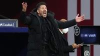 Diego Simeone. Pelatih Argentina berusia 51 tahun ini mulai menangani Atletico Madrid pada 23 Desember 2011 di pertengahan musim 2011/2012 menggantikan posisi Quique Sanchez Flores. Hingga kini ia telah mendampingi Atletico Madrid dalam 10 tahun, 2 bulan dan 20 hari. (AP/Manu Fernandez)