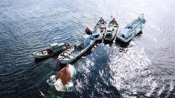 Menteri KKP Susi Pudjiastuti menenggelamkan 18 Kapal Perikanan Asing (KIA) ilegal di Perairan Pulau Datuk, Mempawah, Kalimantan Barat, Minggu (6/10). Pada tanggal 4 Oktober 2019, sebanyak 3 kapal juga telah dimusnahkan di Sambas. (Foto: KKP)