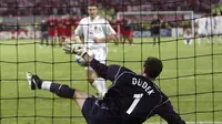 Tendangan 12 pas Andriy Shevchenko berhasil digagalkan kiper Liverpool, Jerzy Dudek, pada laga final Liga Champions 2004-2005 di 	Ataturk Olympic Stadium, 25 Mei 2005. Milan pun kalah 2-3 dari The Reds lewat adu penalti. (AFP/MUSTAFA OZER)