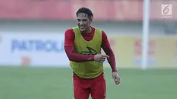 Addison Alves saat mengikuti latihan bersama Persija di Stadion Manahan Solo, Jawa Tengah, Minggu (11/2). Addison Alves yang musim lalu membela Persipura telah diumumkan bergabung dengan Persija, Kamis (8/2/2018). (Liputan6.com/Helmi Fithriansyah)