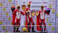 Trio pembalap AHRT di podium AP250 ajang ARRC Sepang 2023 hari Sabtu (13/05/2023). (Dokumentasi AHM)