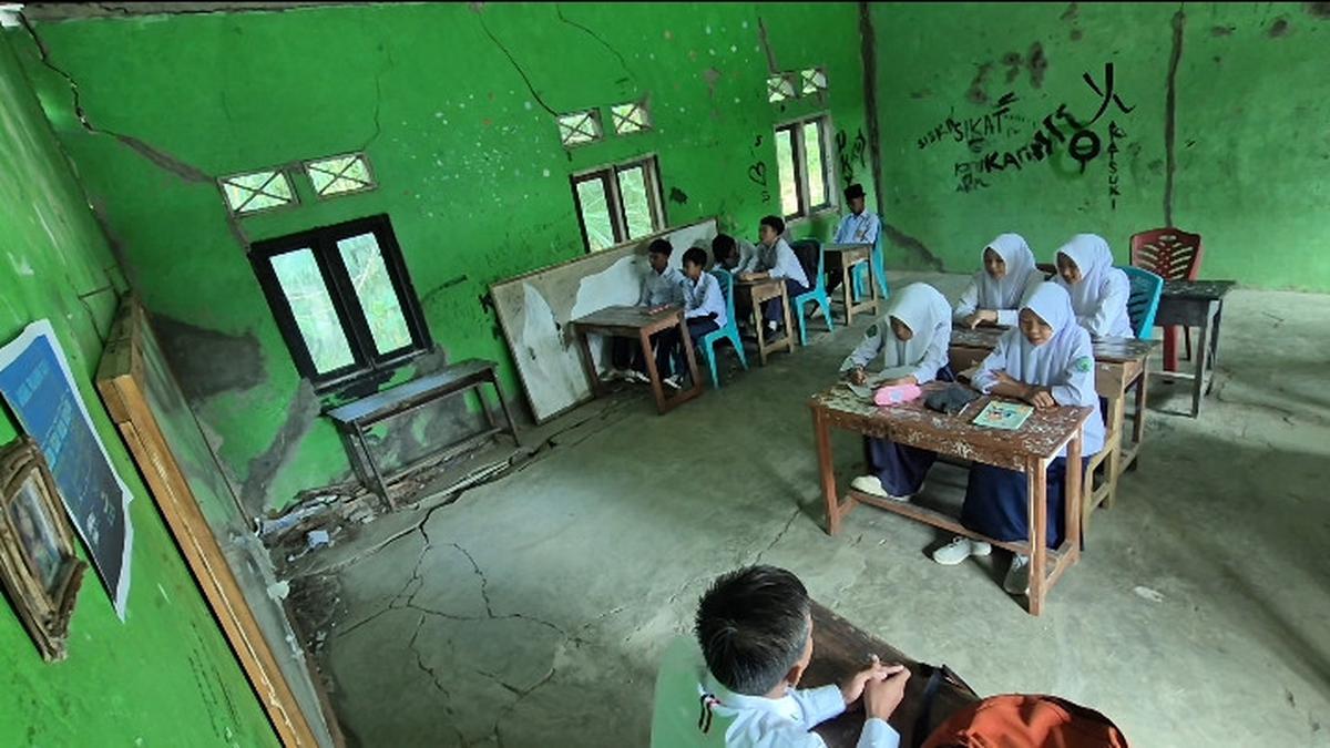 Potret Miris Siswa Sukabumi Sekolah di Kelas Nyaris Ambruk, Cari Ilmu Mengancam Nyawa
