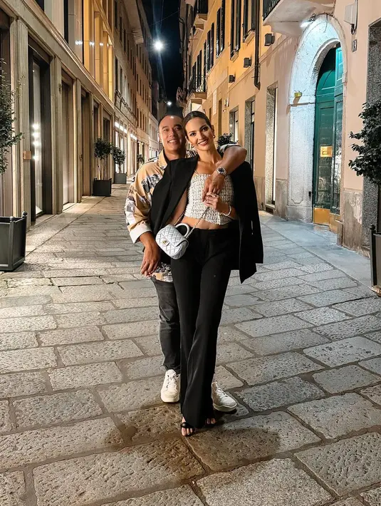 Dinner romantis bareng suami, Nia Ramadhani tampil formal elegan dengan outfit monokrom [@ramadhaniabakrie]