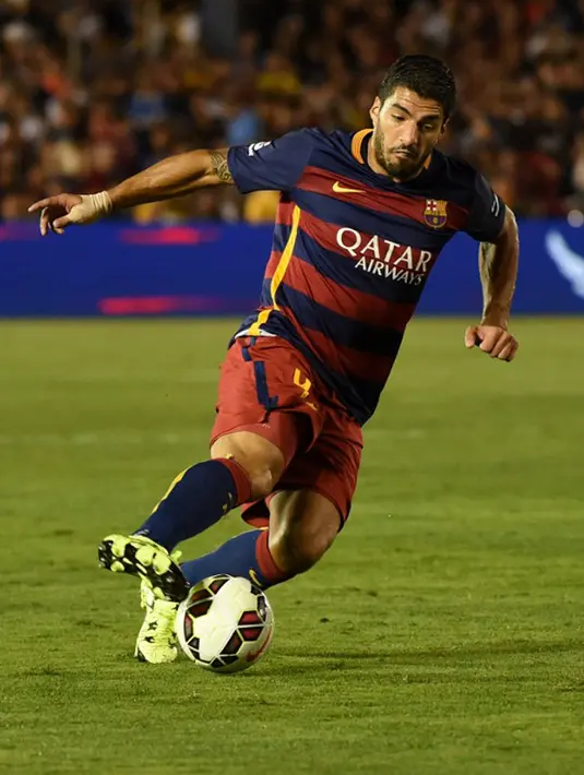 Penyerang Barcelona, Luis Suarez berlari membawa pada laga International Champions Cup 2015 di Rose Bowl, California, Rabu (22/7/2015). Barcelona menang 2-1 atas LA Galaxy. (AFP PHOTO/MARK RALSTON)