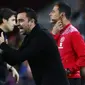 Pelatih Barcelona Xavi Hernandez memberi isyarat selama pertandingan Liga Spanyol melawan Rayo Vallecano di Stadion Camp Nou, Senin (25/4/2022) dini hari WIB. Barcelona kalah 0-1. (AP Photo/Joan Monfort)