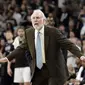 Pelatih San Antonio Spurs, Gregg Popovich, menggugat kepemimpinan Presiden Amerika Serikat, Donald Trump, jelang laga melawan Golden State Warriors di final Wilayah Barat playoffs NBA 2017. (AP Photo/Eric Gay)