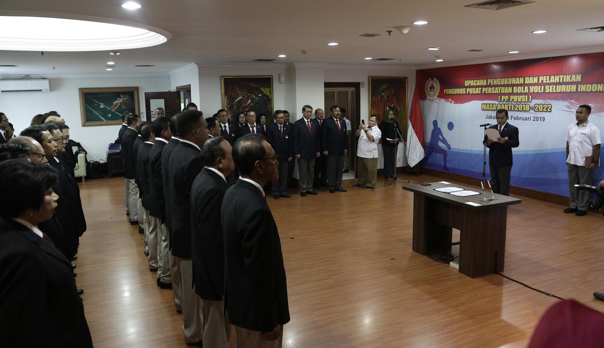 Pengurus Pusat PBVSI saat mengikuti pengukuhan dan pelantikan di Gedung KONI, Jakarta, Kamis (28/2). Imam Sudjarwo terpilih kembali sebagai ketua untuk periode 2018-2022. (Bola.com/Yoppy Renato)