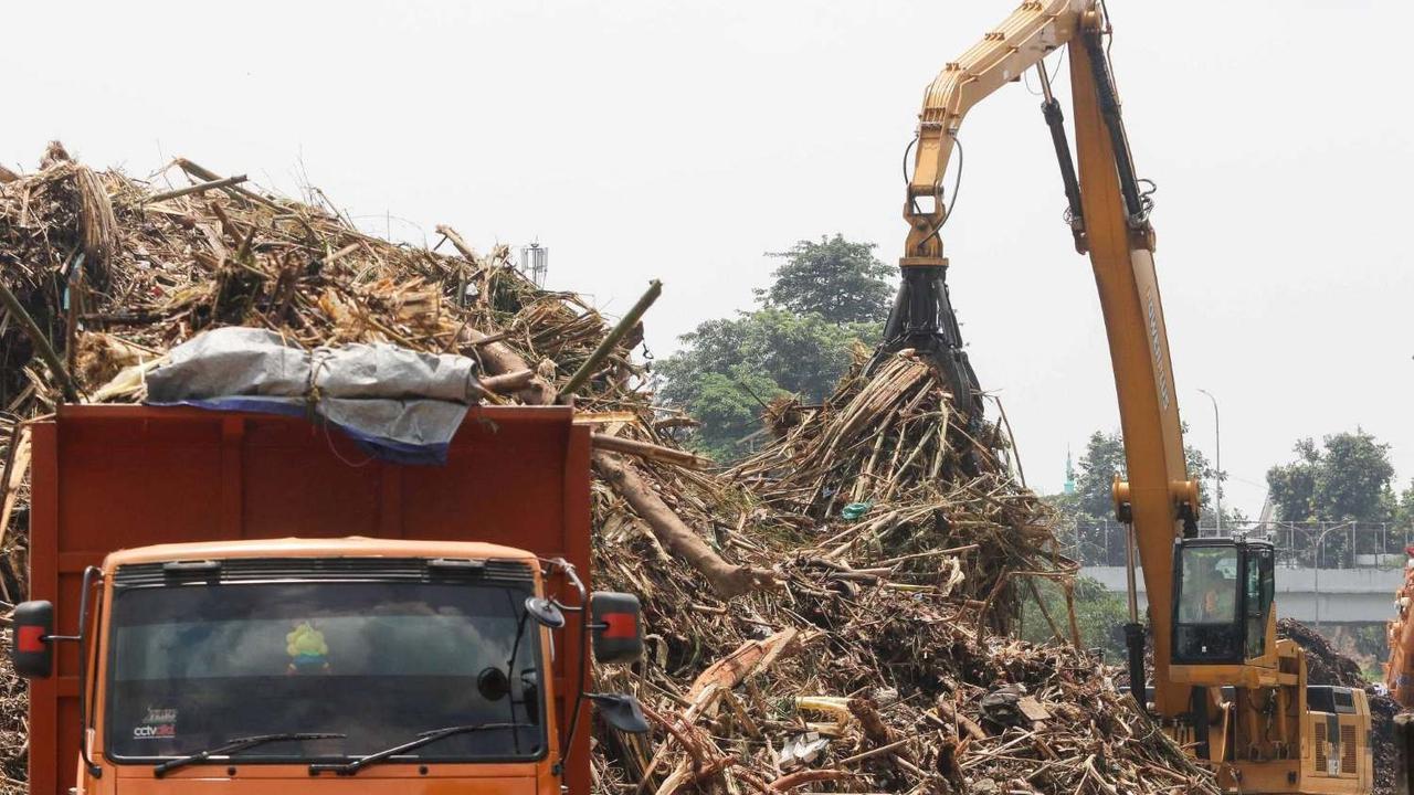Ribuan ton sampah terbawa banjir kiriman diangkut dari Sungai Ciliwung