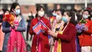 Orang-orang merayakan Hari Perempuan Internasional di alun-alun Teater Agung Pyongyang di Pyongyang, Korea Utara pada Rabu 8 Maret 2023. Setiap tanggal 8 Maret, seluruh negara memperingati Hari Perempuan Internasional. Hari tersebut diperingati sebagai bentuk penghargaan terhadap perempuan dan sebagai perjuangan dalam menyuarakan kesetaraan gender di seluruh dunia. (KIM Won Jin/AFP)