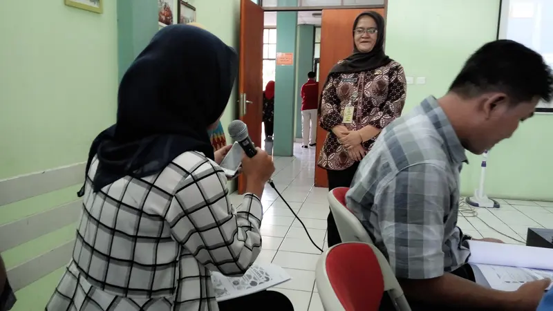 Melahirkan Dibantu Dukun Beranak