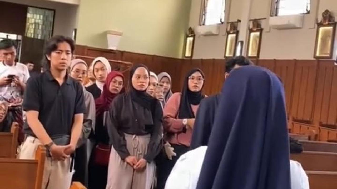 Mereka juga bersilaturahmi dan berkenalan dengan biarawati dan calon biarawati yang ada di sini.