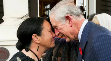 Pangeran Charles disambut dengan Hongi (ucapan tradisional Selandia Baru) saat upacara penyambutan di Government House in Wellington, Selandia Baru, (4/11/2015).  Pangeran Charles dan istri memulai kunjungannya di Selandia baru. (REUTERS/Hagen Hopkins)