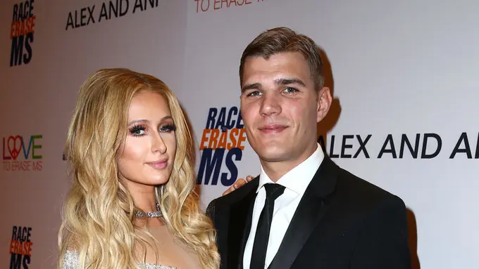 [Bintang] Paris Hilton - Chris Zylka