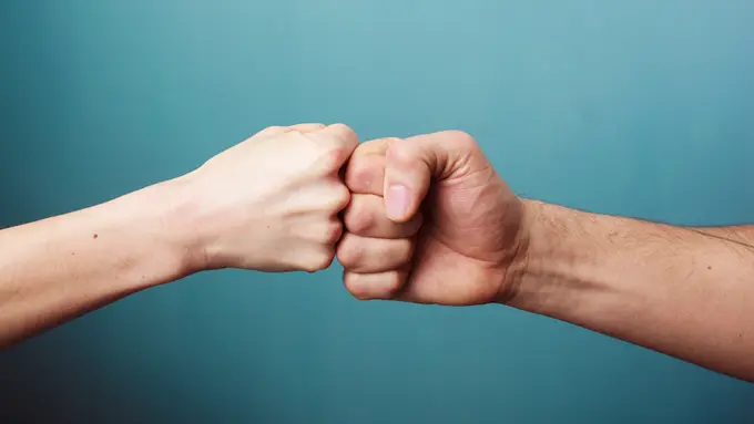 3 Cara Mengepal Tangan yang Mencerminkan Kepribadianmu