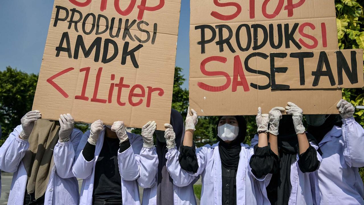 FOTO: Instalasi Jantung Rusak di Surabaya Serukan Bahaya Mikroplastik Bagi Manusia