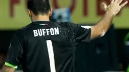 Gianluigi Buffon, kiper Timnas Italia hanya mengenakan celana dalam keluar dari lapangan setelah pertandingan Kualifikasi Piala Dunia 2018 grup G, Skopje, Macedonia, Minggu (9/10). (REUTERS/Ognen Teofilovski)