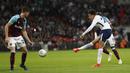 Gelandang Tottenham Hotspur, Dele Alli, melepaskan tendangan ke gawang West Ham United pada laga Piala Liga Inggris di Stadion Wembley, Rabu (25/10/2017). West Ham United menang 3-2 atas Tottenham Hotspur. (AP/Kirsty Wigglesworth)