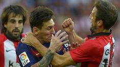 Lionel Messi terlibat perkelahian dengan pemain Athletic Bilbao, Carlos Gurpegi, dalam pertandingan Liga Spanyol di Stadion San Mames, Bilbao, Spanyol. (23/8/2015). (Reuters/Vincent West)