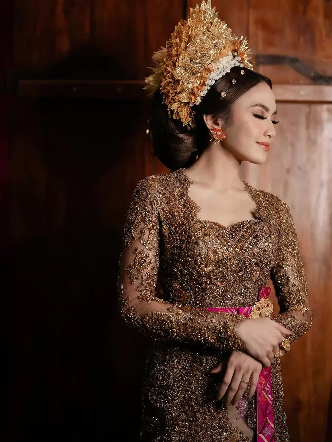 Detail Kebaya Mepamit Mahalini Raharja yang Pertegas Identitas Sebagai Perempuan Bali, Ada Bordir Pura di Punggung