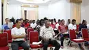 Suasana ibadah tim Persipura Jayapura di Hotel Yasmin, Jayapura, Kamis (28/4/2016). (Bola.com/Nicklas Hanoatubun)