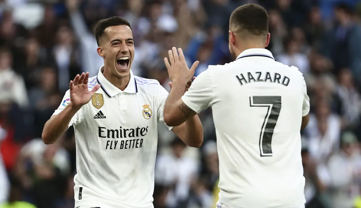 Jelang laga usai, Lucas Vazquez (kiri) menggenapi kemenangan El Real menjadi 6-0 setelah menerima umpan dari Eden Hazard. (AP Photo/Pablo Garcia)