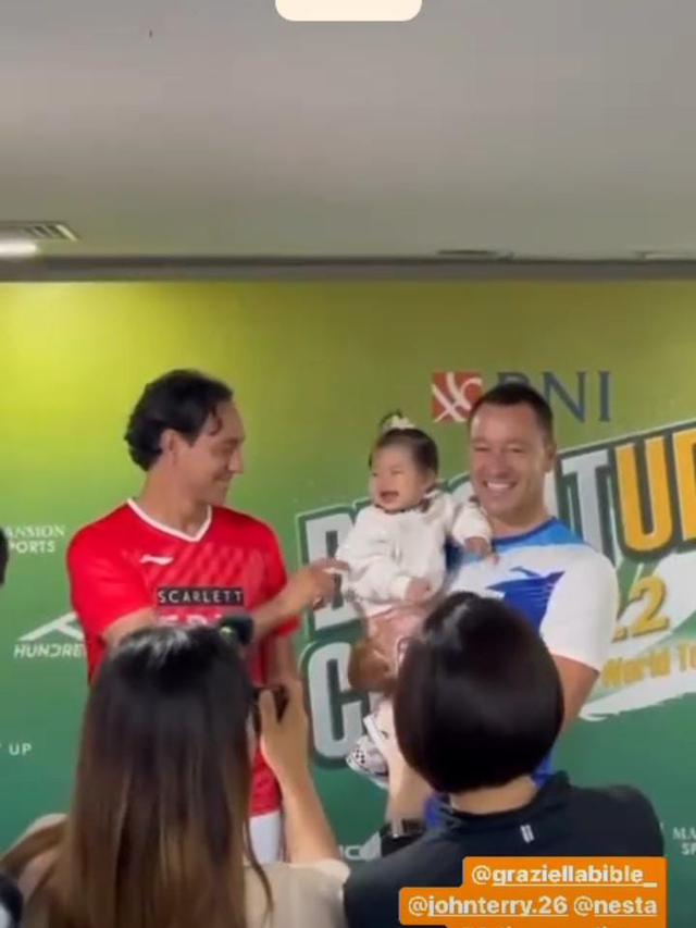 Potert baby Bible saat Digendong Alessandro Nesta dan John Terry