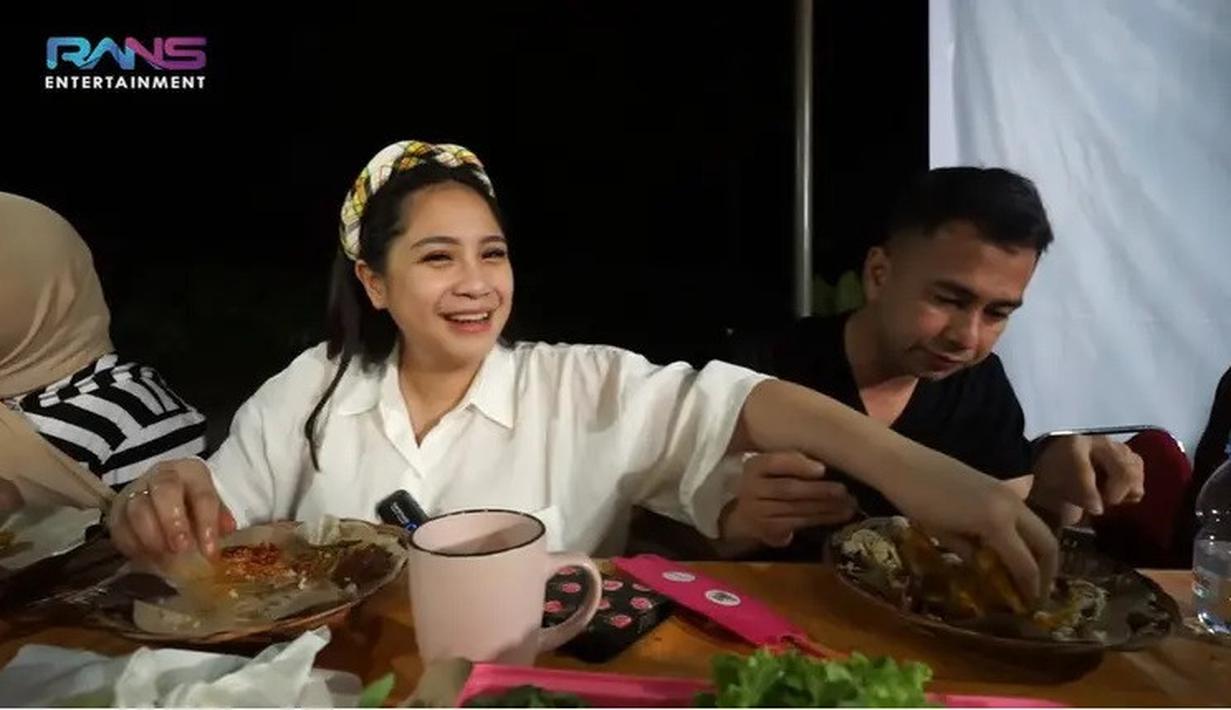 Nagita Slavina kerap mengunggah momen jajan di warung. Ia kerap didampingi Raffi Ahmad kulineran warteg hingga jajanan modern. Belakangan viral video Nagita Slavina menolak kembalian uang saat jajan burger di pinggir jalan. (Liputan6.com/Youtube/Rans Entertainment)