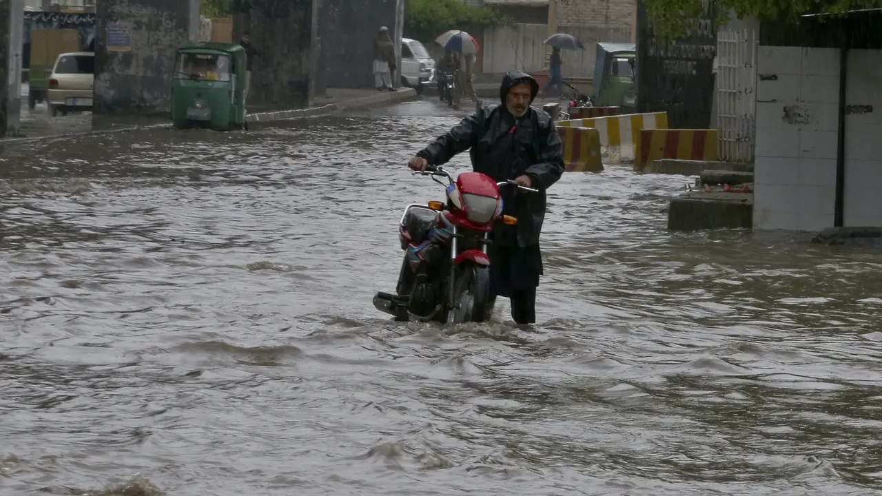 Hujan dan badai petir di Pakistan