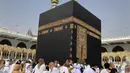 Jemaah Muslim mengelilingi Ka'bah tanpa jarak sosial saat ibadah umrah di kota suci Muslim Mekah, Arab Saudi, Minggu (6/3/2022). Arab Saudi mengambil kebijakan untuk mengakhiri semua pembatasan Covid-19 termasuk kebijakan jaga jarak dan menggunakan masker di luar ruangan. (AP Photo/Amr Nabil)