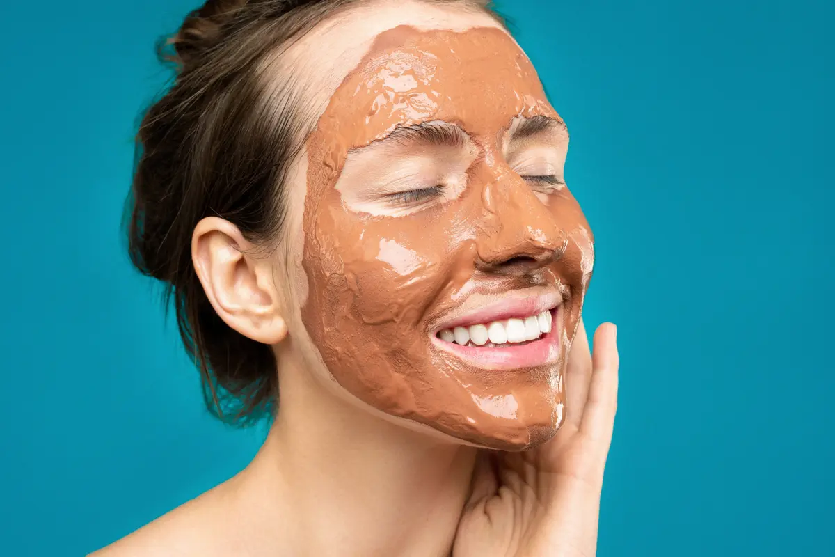 ilustrasi menggunakan masker peel off/pexels