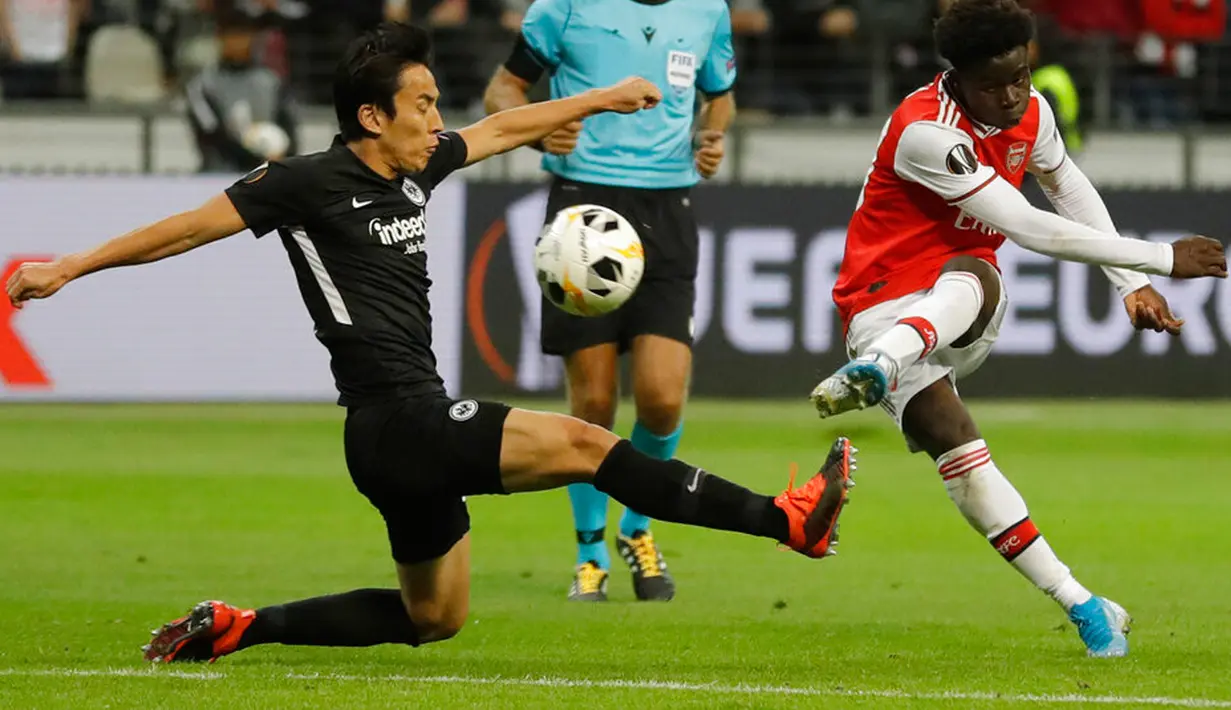 Pemain Arsenal Bukayo Saka (kanan) mencetak gol ke gawang Eintracht Frankfurt pada laga Grup F Liga Europa di Commerzbank Arena, Frankfurt, Jerman, Kamis (19/9/2019). The Gunners menang telak 3-0 berkat gol Willock, Saka dan Aubameyang. (AP Photo/Michael Probst)