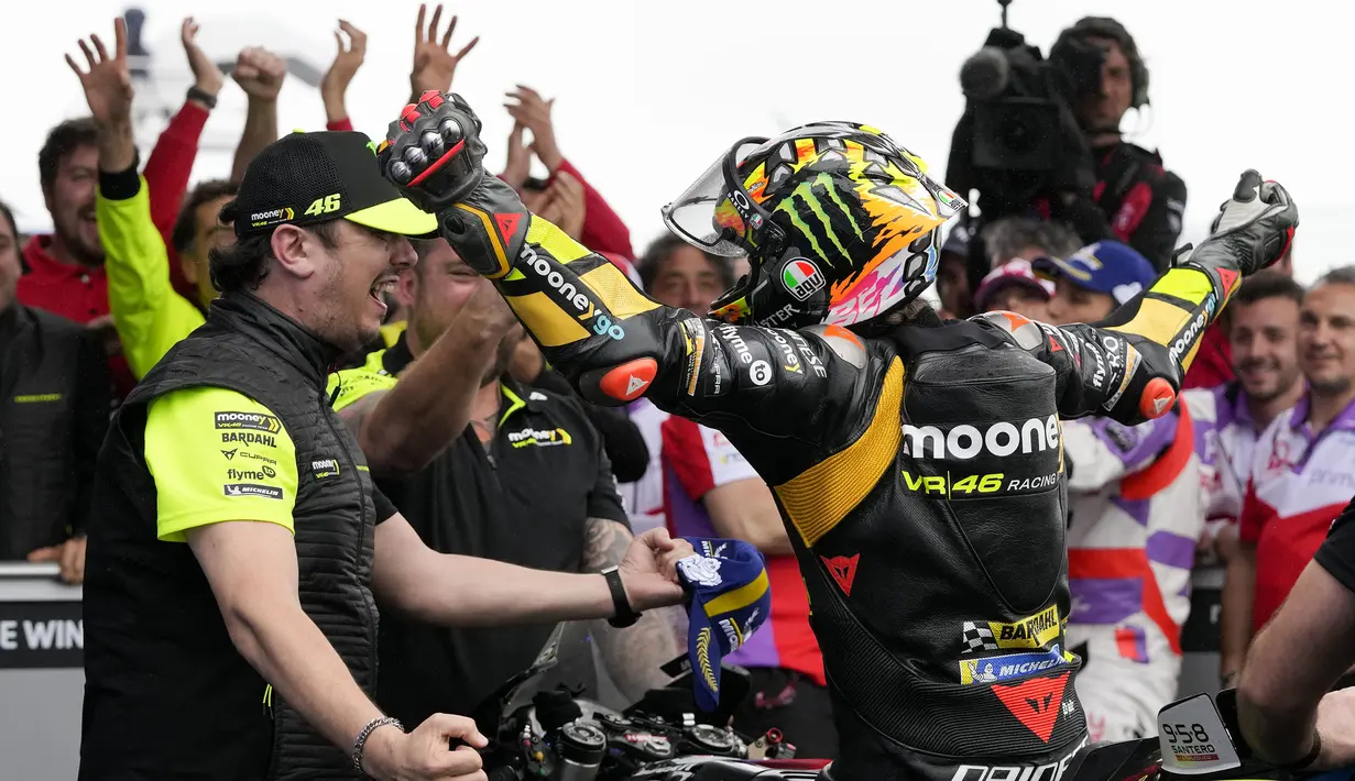 Pebalap Tim Mooney VR46, Marco Bezzecchi (kanan) merayakan kemenangan dengan timnya saat MotoGP Argentina 2023 di Autódromo Termas de Río Hondo, Argentina, Senin (03/04/2023) dini hari WIB. (AP Photo/Natacha Pisarenko)