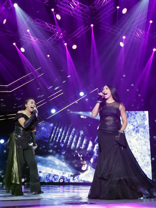 Kolaborasi Anggun dan Kotak mendapat sambutan luar biasa dari para Sahabat Kotak dan para penonton yang memadati studio. Banyak penonton memuji penampilan dua penyanyi tersebut. (Bambang E. Ros/Bintang.com)