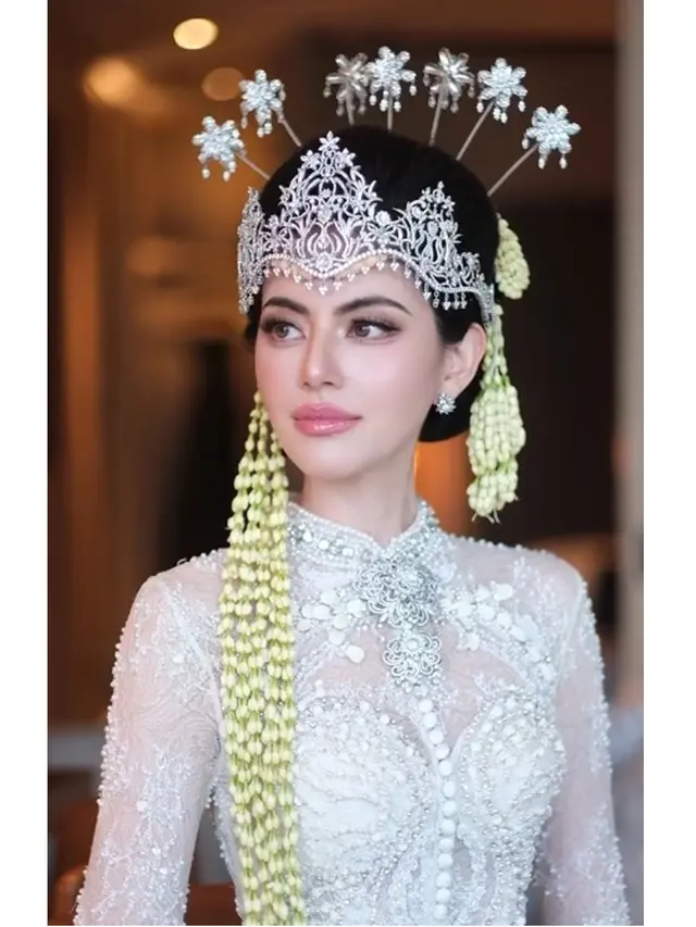 5 Potret Davika Hoorne Pakai Siger Sunda, Pesona Bintang Thailand Jadi Pengantin